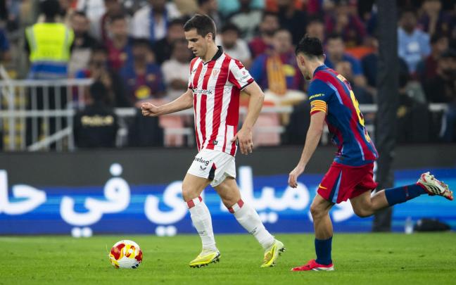 Pedri persigue a Ruiz de Galarreta durante el último choque jugado entre ambos, con motivo de la Supercopa. / ATHLETIC CLUB