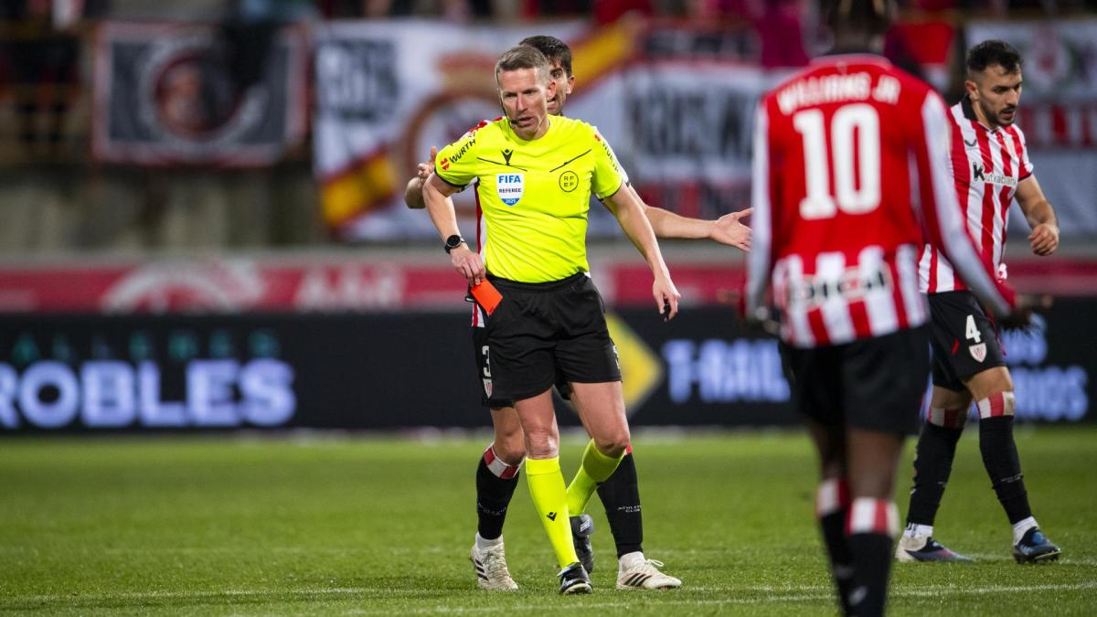 Hernández Hernández saca la tarjeta roja a Aitor Paredes / Athletic Club