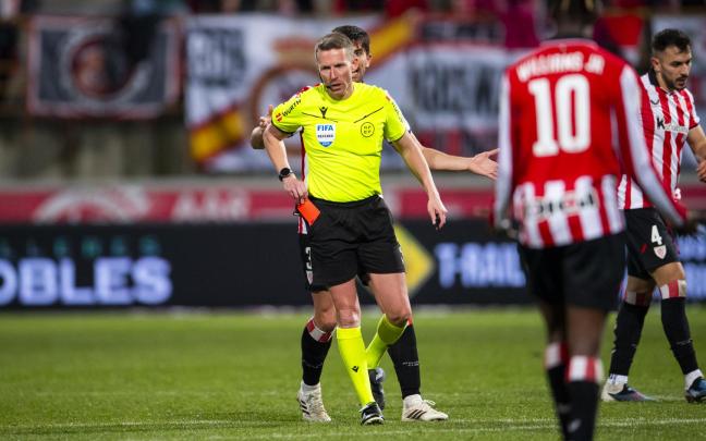 Hernández Hernández saca la tarjeta roja a Aitor Paredes / Athletic Club