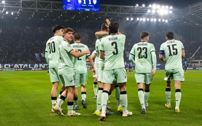 Los jugadores del Athletic celebran un el empate en Bérgamo / Athletic Club
