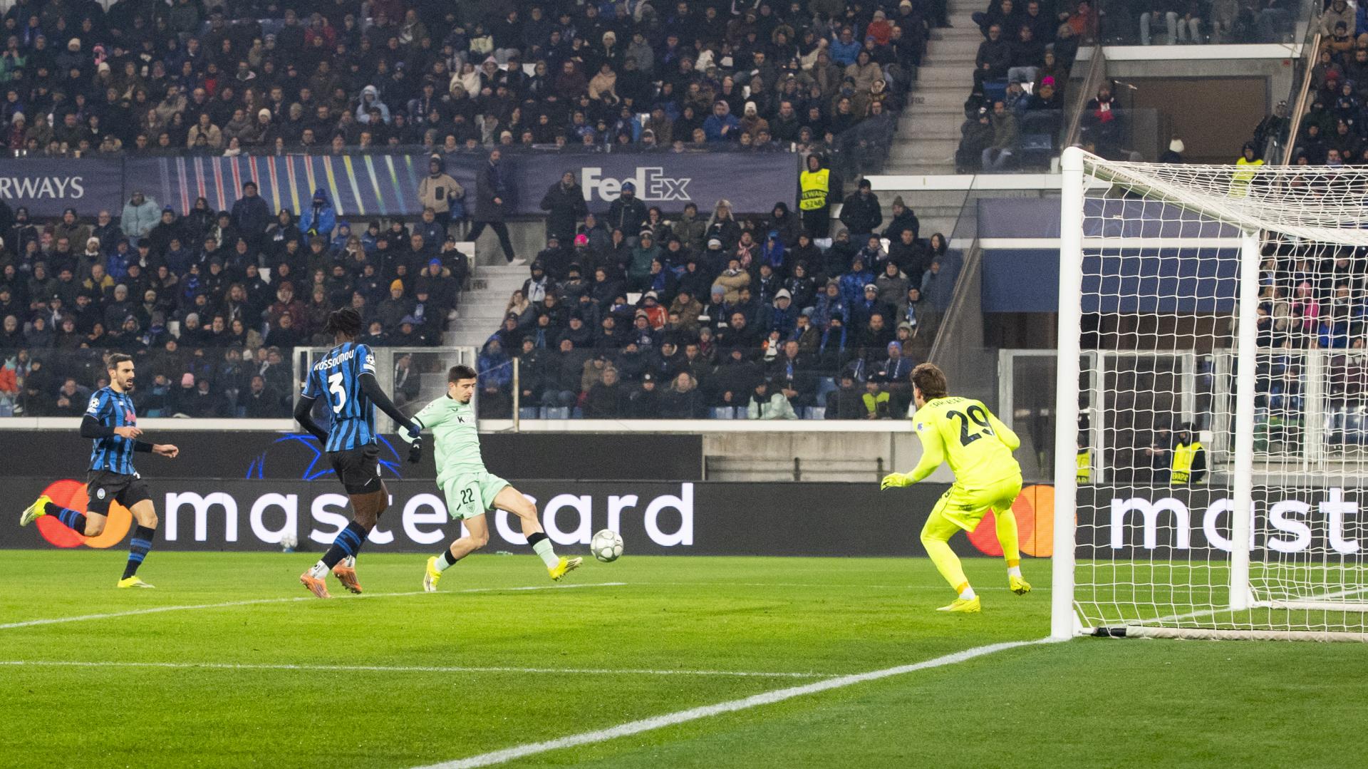 Nico Serrano remata el buen centro de Robert Navarro para firmar el segundo tanto bilbaíno en Bérgamo. / ATHLETIC CLUB