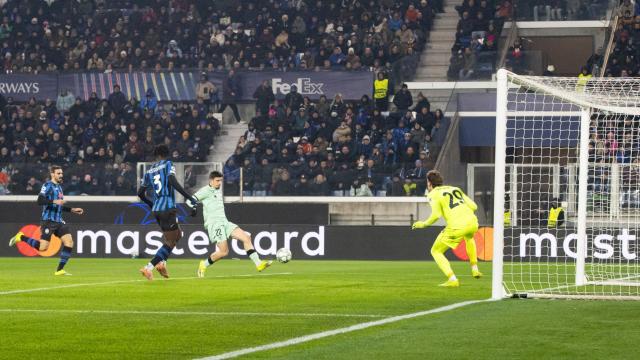 Nico Serrano remata el buen centro de Robert Navarro para firmar el segundo tanto bilbaíno en Bérgamo. / ATHLETIC CLUB