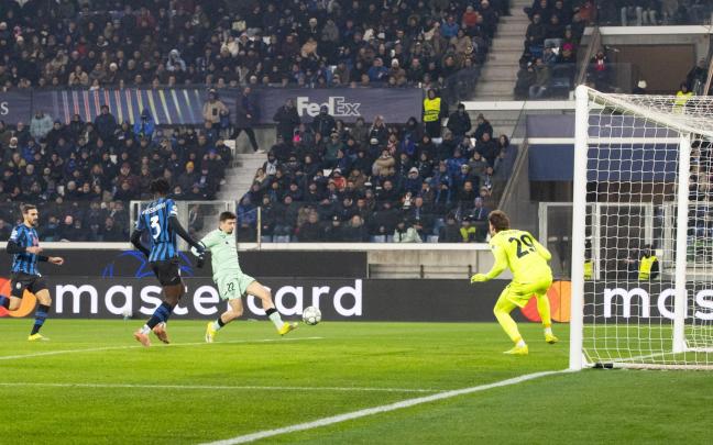 Nico Serrano remata el buen centro de Robert Navarro para firmar el segundo tanto bilbaíno en Bérgamo. / ATHLETIC CLUB