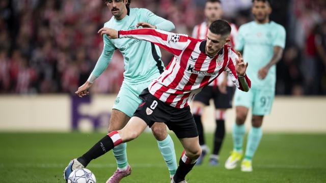 Oihan Sancet, de nuevo lesionado, pelea el balón naoche ante el Sporting. / ATHLETIC CLUB