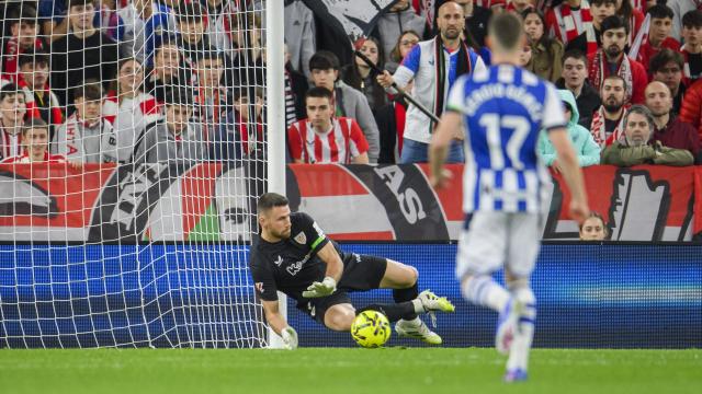 El balón sigue estando sin control para los rojiblancos. / ATHLETIC CLUB