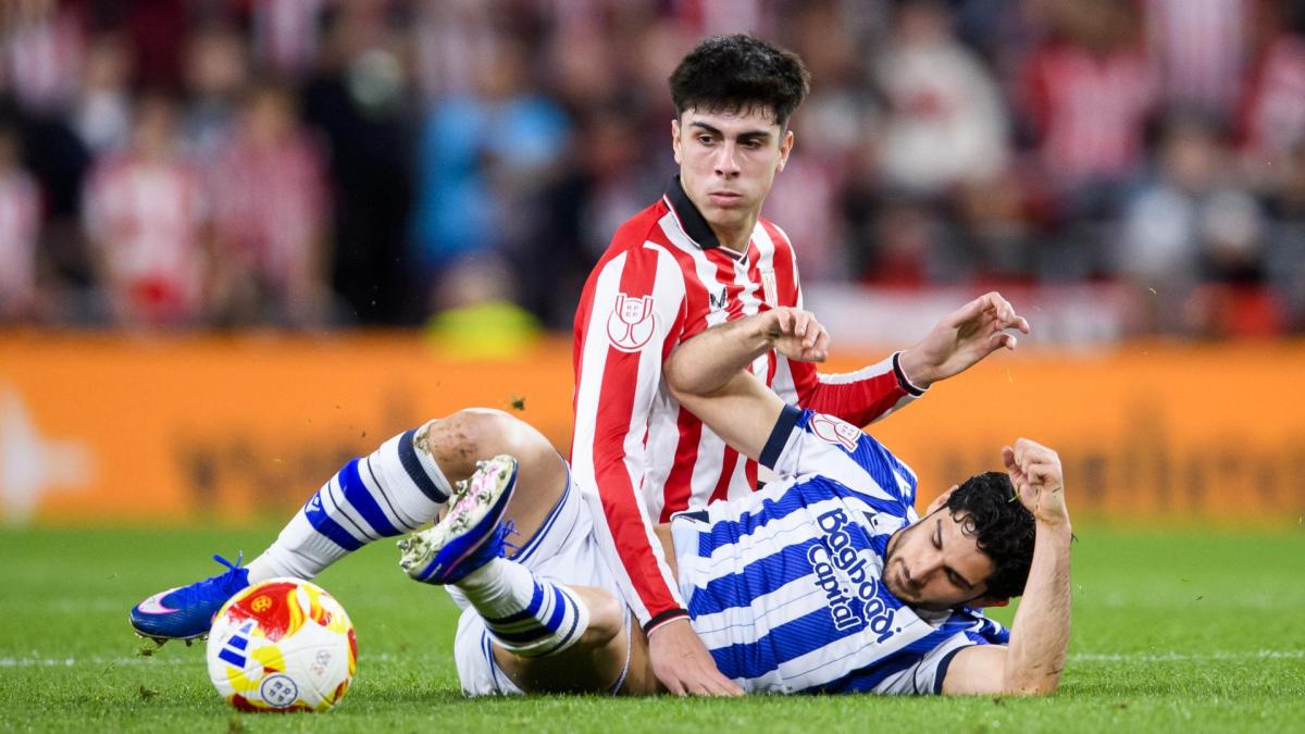 Rego, en imagen con Guedes, y sus compañeros necesitan ganar en Donostia para tumbar a la Real Sociedad y meterse en una nueva final copera. / ATHLETIC CLUB