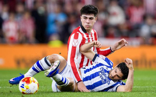 Rego, en imagen con Guedes, y sus compañeros necesitan ganar en Donostia para tumbar a la Real Sociedad y meterse en una nueva final copera. / ATHLETIC CLUB