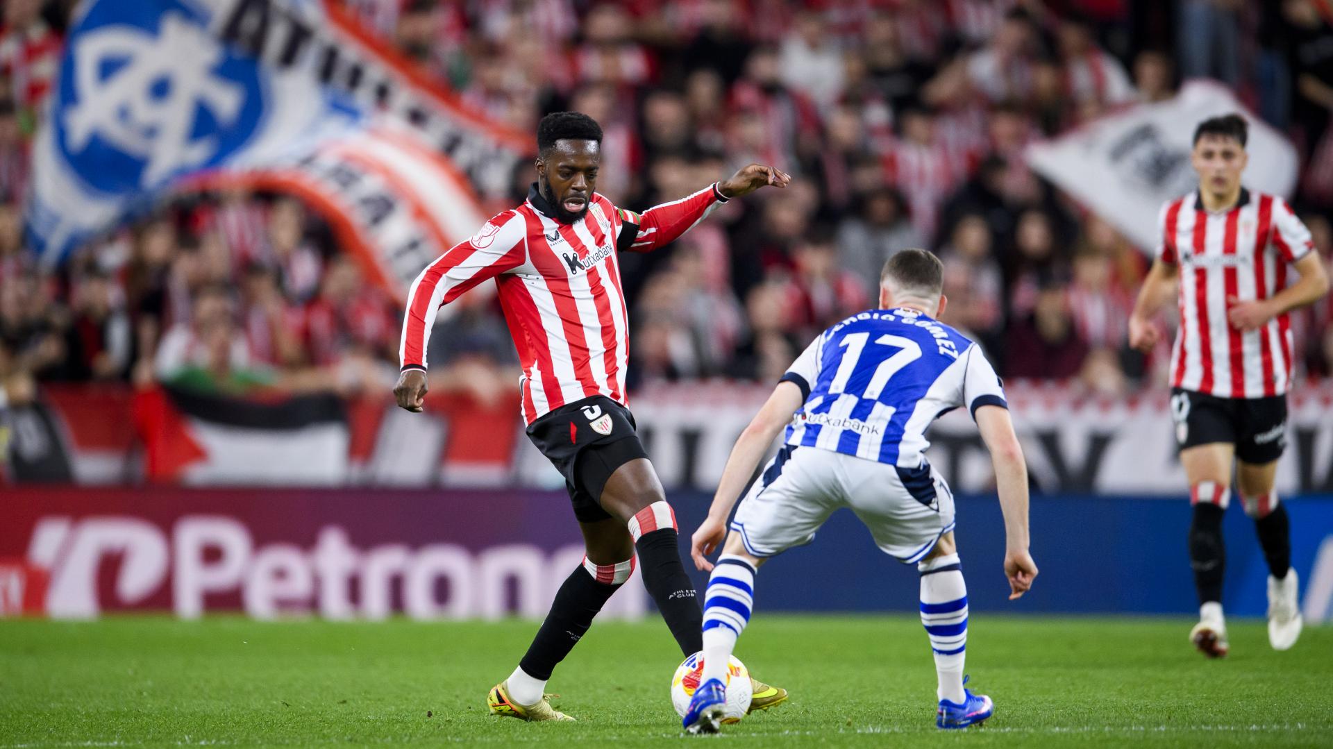 Iñaki Williams encara a Sergio Gómez en el duelo de ida jugado en San Mamés. / ATHLETIC CLUB