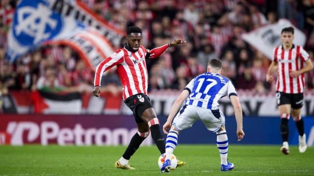 Iñaki Williams encara a Sergio Gómez en el duelo de ida jugado en San Mamés. / ATHLETIC CLUB