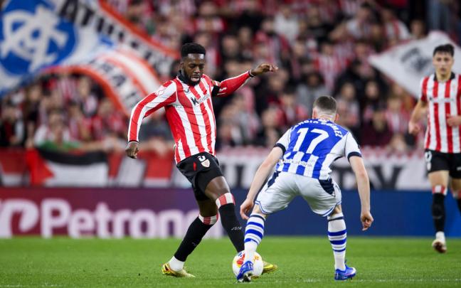 Iñaki Williams encara a Sergio Gómez en el duelo de ida jugado en San Mamés. / ATHLETIC CLUB
