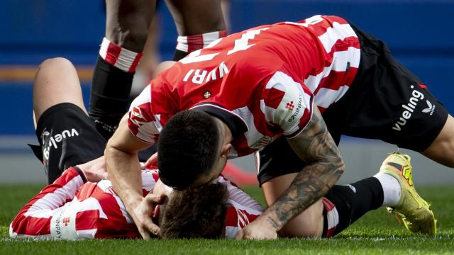 Yuri Berchiche se apresta a felicitar por su gol a un Mikel Jauregizar dolorido tras lesionarse. / ATHLETIC CLUB