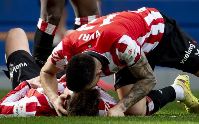 Yuri Berchiche se apresta a felicitar por su gol a un Mikel Jauregizar dolorido tras lesionarse. / ATHLETIC CLUB
