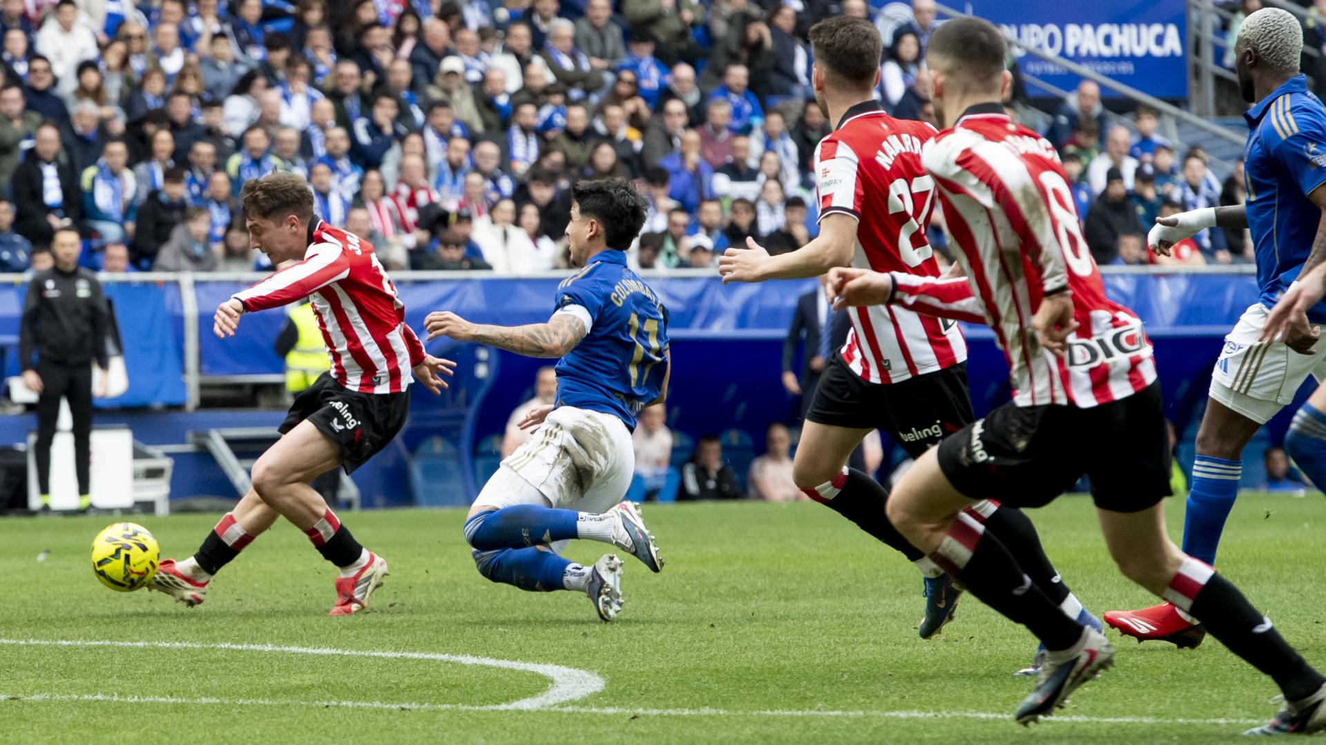 Este derechazo de Jauregizar, con esa rodilla dañada, supuso el comienzo de la remontada rojiblanca en el Tartiere. / ATHLETIC CLUB