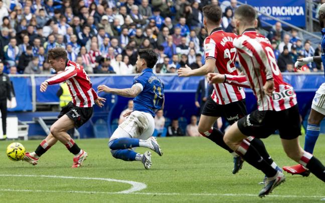 Este derechazo de Jauregizar, con esa rodilla dañada, supuso el comienzo de la remontada rojiblanca en el Tartiere. / ATHLETIC CLUB
