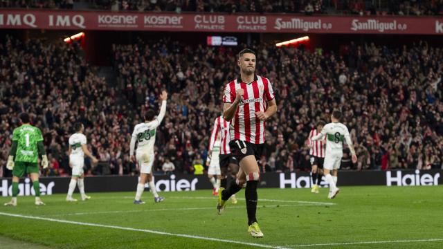 Gorka Guruzeta celebra su último gol, el que sirvió para ganar al Elche. / ATHLETIC CLUB