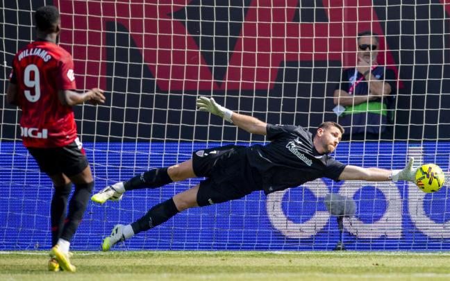 Unai Simón fue determinante en Vallecas para el punto sumado por los rojiblancos. / ATHLETIC CLUB