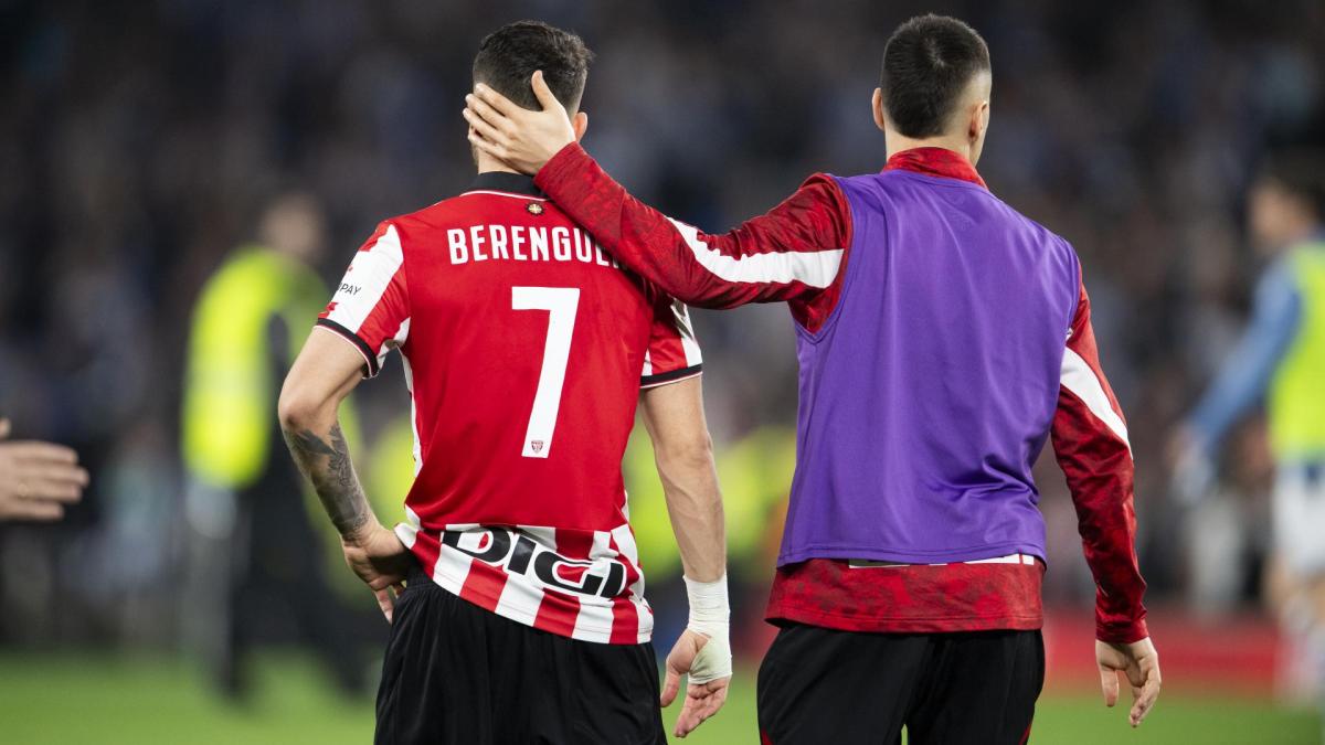 Álex Berenguer es consolado por Izeta tras perder en Anoeta / Athletic Club