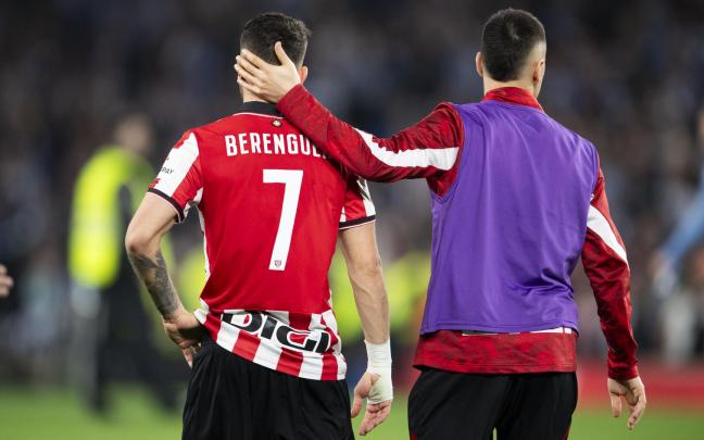 Álex Berenguer es consolado por Izeta tras perder en Anoeta / Athletic Club