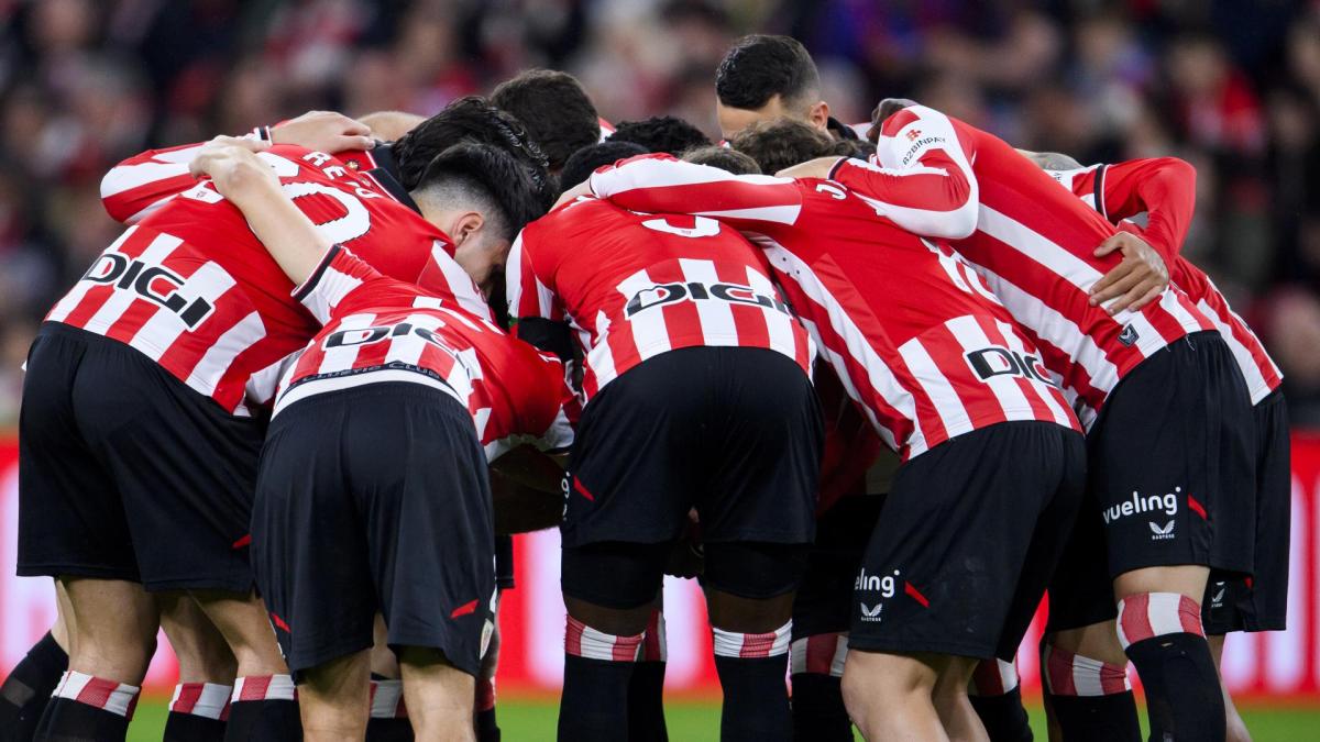 Piña de los jugadores del Athletic antes del partido / Athletic Club