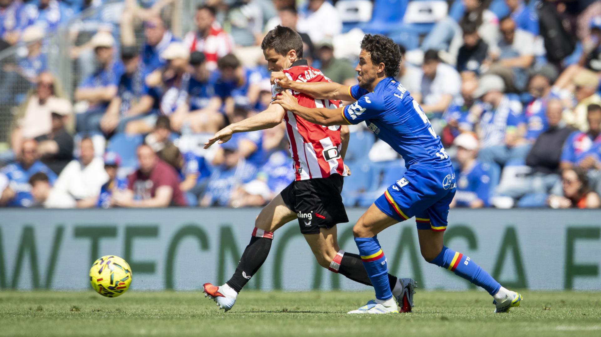 De la misma manera que Milla a Ruiz de Galarreta en la imagen, el Getafe supo sujetar a su antojo a los rojiblancos en el Coliseum. / ATHLETIC CLUB