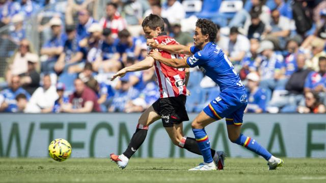 De la misma manera que Milla a Ruiz de Galarreta en la imagen, el Getafe supo sujetar a su antojo a los rojiblancos en el Coliseum. / ATHLETIC CLUB