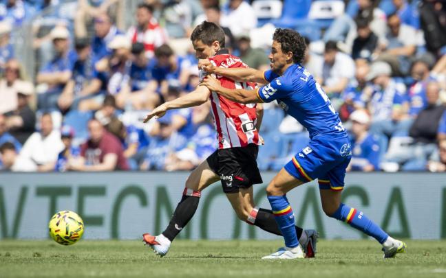 De la misma manera que Milla a Ruiz de Galarreta en la imagen, el Getafe supo sujetar a su antojo a los rojiblancos en el Coliseum. / ATHLETIC CLUB