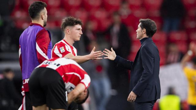 Mikel Jauregizar saluda a Marcelino tras la derrota / Athletic Club