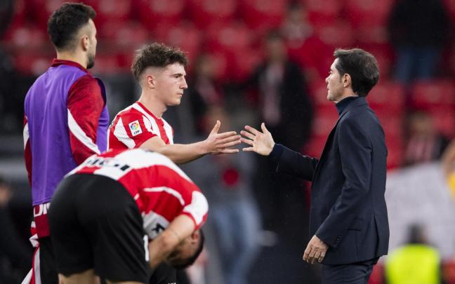 Mikel Jauregizar saluda a Marcelino tras la derrota / Athletic Club