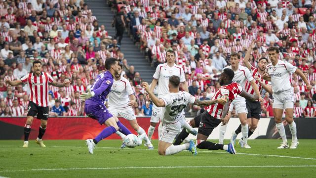 Iñaki Williams disputa un balón durante el partido ante Osasuna / Athletic Club