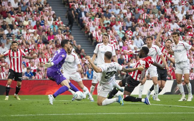 Iñaki Williams disputa un balón durante el partido ante Osasuna / Athletic Club