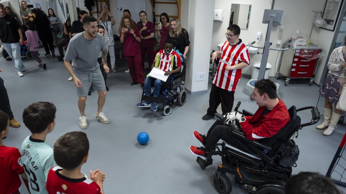Oihan Sancet antes de tirar un penalti en uno de los partidos de fútbol pasillo / Athletic Club