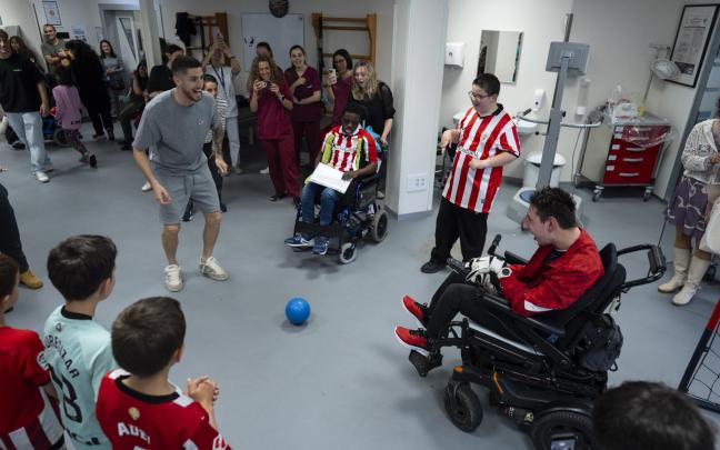 Oihan Sancet antes de tirar un penalti en uno de los partidos de fútbol pasillo / Athletic Club