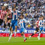 Yeray intenta prolongar un balón aéreo ante el Espanyol / Athletic Club