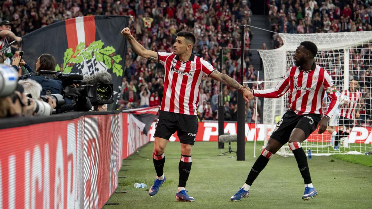 Iñaki Williams celebra con Yuri Berchiche el gol ante el Celta / Athletic Club