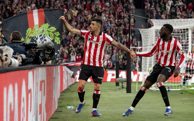 Iñaki Williams celebra con Yuri Berchiche el gol ante el Celta / Athletic Club