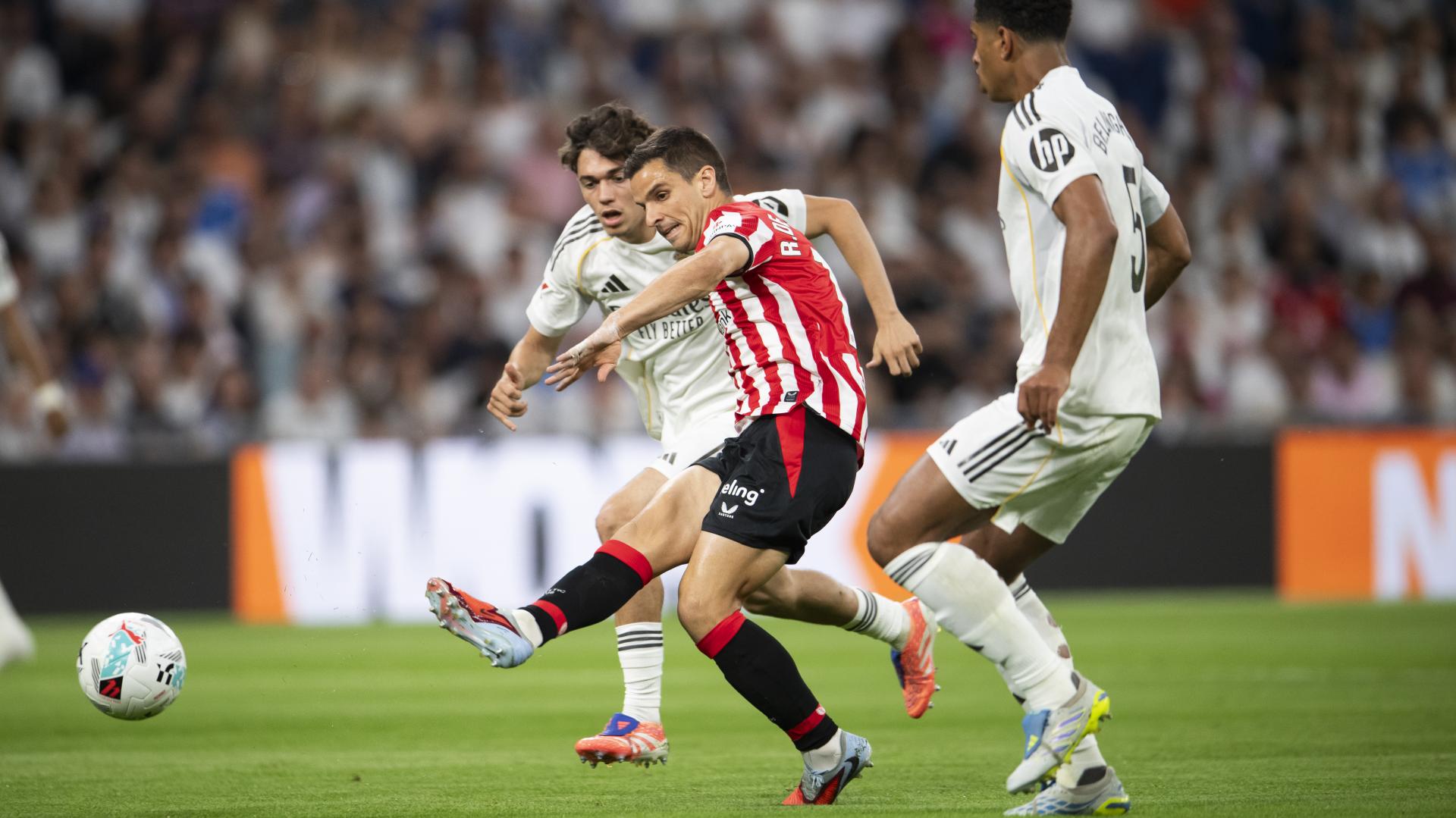 Iñigo Ruiz de Galarreta, en imagen en el Bernabéu, apunta en principio a continuar la próxima temporada. / ATHLETIC CLUB