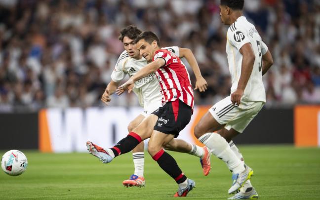 Iñigo Ruiz de Galarreta, en imagen en el Bernabéu, apunta en principio a continuar la próxima temporada. / ATHLETIC CLUB
