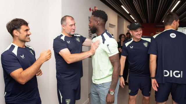 Iñaki Williams saluda al cuerpo técnico de Edin Terzic / Athletic Club