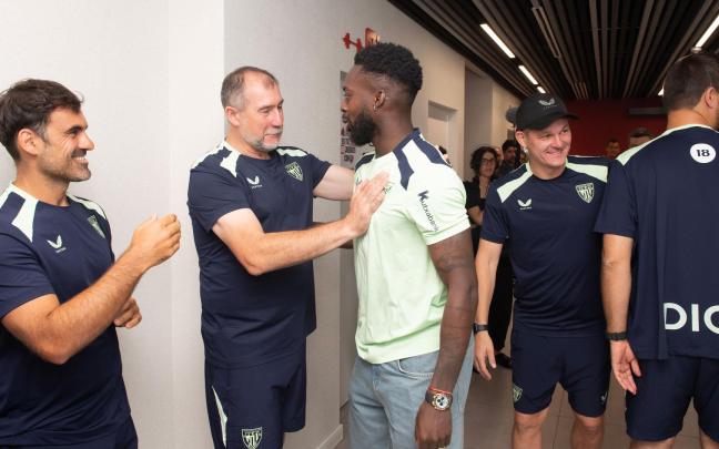 Iñaki Williams saluda al cuerpo técnico de Edin Terzic / Athletic Club