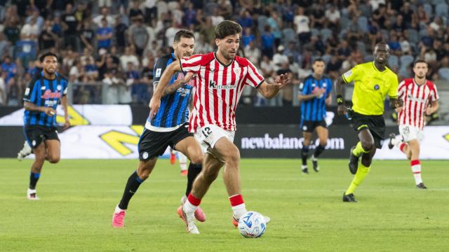 Jesús Areso conduce un balón en el último amistoso de la pretemporada / Athletic Club