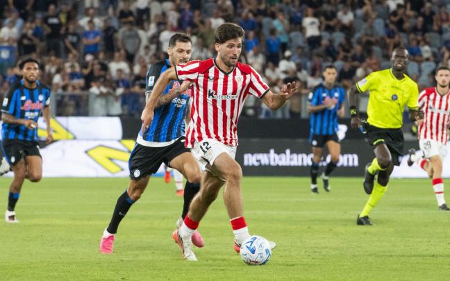 Jesús Areso conduce un balón en el último amistoso de la pretemporada / Athletic Club
