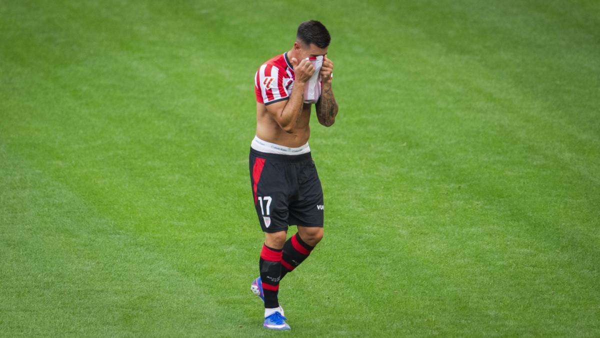Yuri Berchiche se lamenta tras ser expulsado ante el Sevilla / Athletic Club