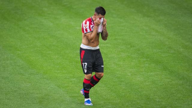 Yuri Berchiche se lamenta tras ser expulsado ante el Sevilla / Athletic Club