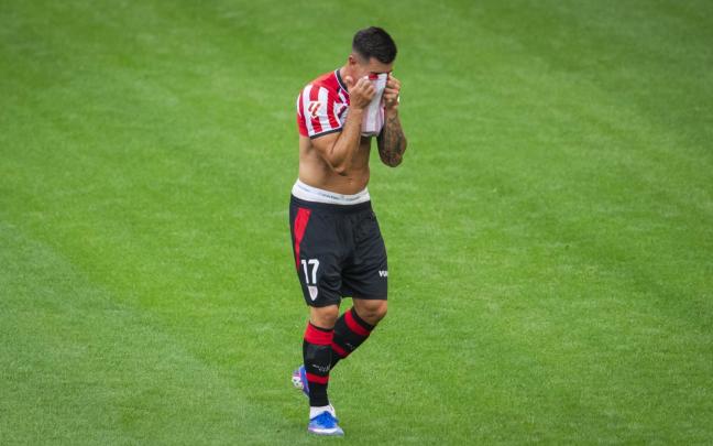Yuri Berchiche se lamenta tras ser expulsado ante el Sevilla / Athletic Club