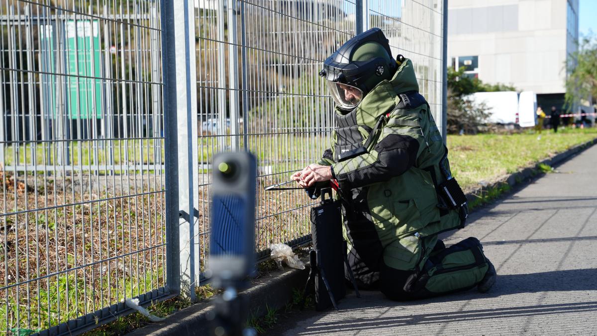 La Ertzaintza realiza un simulacro de la neutralización de un explosivo | IREKIA