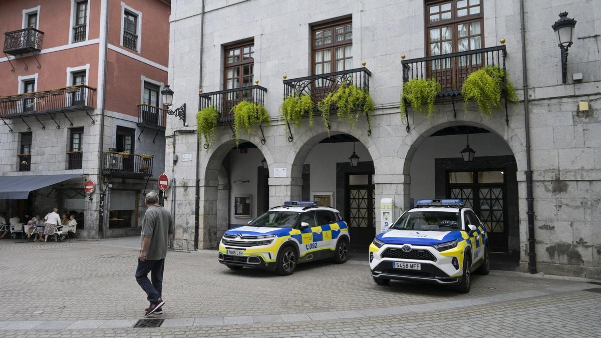 Vehículos de la Policía Municipal junto a sus dependencias, la tarde del pasado lunes.