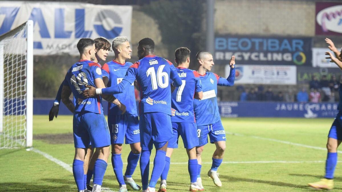 Los jugadores del Amorebieta celebran un gol en Urritxe