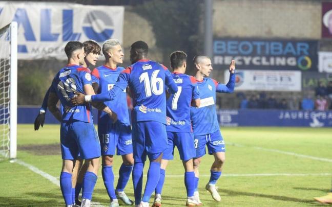 Los jugadores del Amorebieta celebran un gol en Urritxe