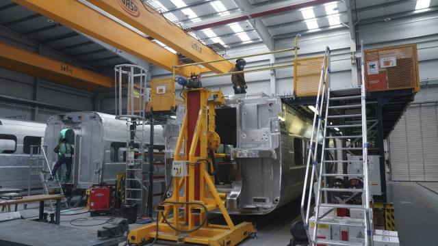 Operarios trabajando en la factoría de Talgo. / Alex Larretxi Operarios trabajando en la factoría de Talgo.