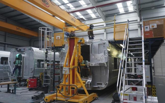 Operarios trabajando en la factoría de Talgo.